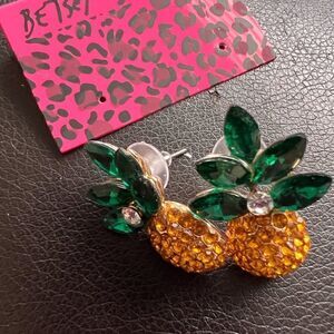 🍍 Betsey Johnson rhinestones & crystal pineapple earrings 🍍